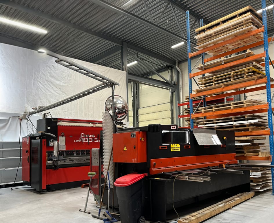 Verkstedet til Asker Sveis & Mekaniske med Amada-maskiner og materiallager